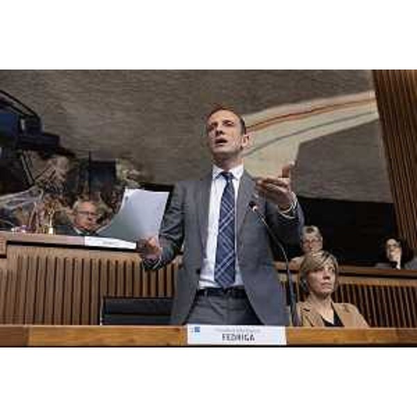 Il governatore Massimiliano Fedriga durante l'illustrazione in Aula del programma di governo. Alle sue spalle, il presidente Mauro Bordin - Il governatore Massimiliano Fedriga durante l'illustrazione in Aula del programma di governo. Alle sue spalle, il presidente Mauro Bordin