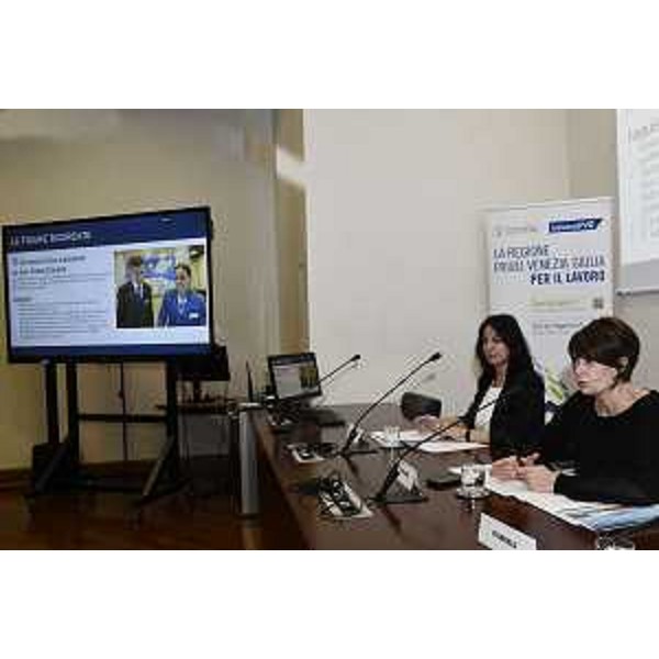 L'assessore Rosolen interviene alla presentazione dei Recruiting days di Costa crociere a Trieste - L'assessore Rosolen interviene alla presentazione dei Recruiting days di Costa crociere a Trieste