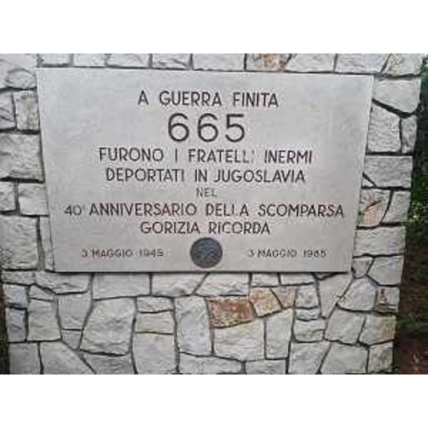 La lapide nel Parco della Rimembranza di Gorizia a ricordo dei deportati goriziani in Jugoslavia a opera dei titini - La lapide nel Parco della Rimembranza di Gorizia a ricordo dei deportati goriziani in Jugoslavia a opera dei titini