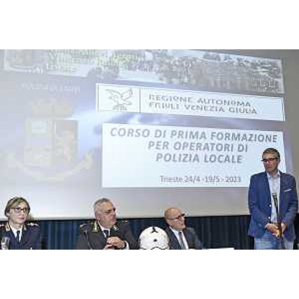 L'assessore Pierpaolo Roberti mentre interviene alla Scuola di Polizia - L'assessore Pierpaolo Roberti mentre interviene alla Scuola di Polizia