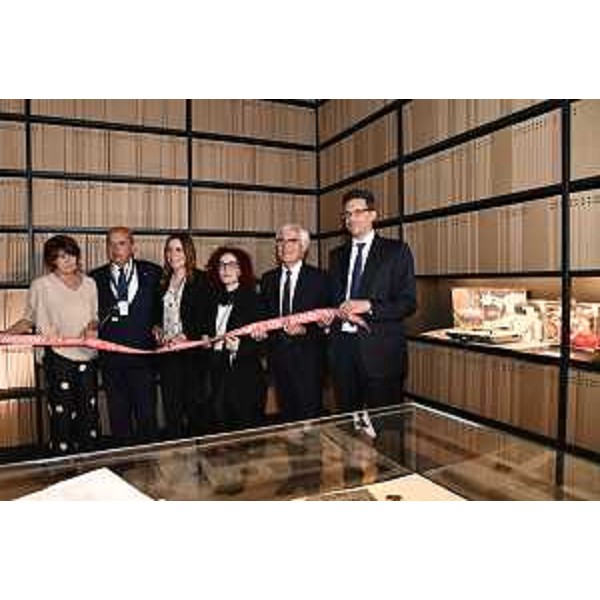 L'assessore Rosolen (a sinistra) al taglio del nastro. Al centro il sottosegretario al ministero della Cultura Lucia Borgonzoni - L'assessore Rosolen (a sinistra) al taglio del nastro. Al centro il sottosegretario al ministero della Cultura Lucia Borgonzoni