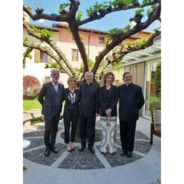 Da sinistra a destra: il sindaco di Tolmezzo Roberto Vicentini, l'assessore regionale alle Finanze Barbara Zilli, i componenti del Comitato San Floriano don Alessio Geretti, Lara Iob (presidente) e mons. Angelo Zanello. - Da sinistra a destra: il sindaco di Tolmezzo Roberto Vicentini, l'assessore regionale alle Finanze Barbara Zilli, i componenti del Comitato San Floriano don Alessio Geretti, Lara Iob (presidente) e mons. Angelo Zanello.