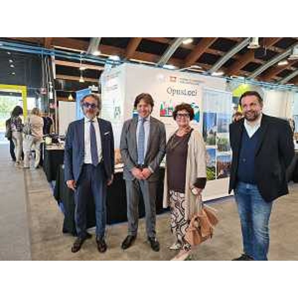 L'assessore Bini (al centro) con il presidente di Udine e Gorizia Fiere Antonio Di Piazza (a sinistra) - L'assessore Bini (al centro) con il presidente di Udine e Gorizia Fiere Antonio Di Piazza (a sinistra)