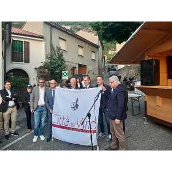 L'assessore regionale Pierpaolo Roberti alla consegna della bandiera della Città del Vino al comune di San Dorligo della Valle/Dolina - L'assessore regionale Pierpaolo Roberti alla consegna della bandiera della Città del Vino al comune di San Dorligo della Valle/Dolina