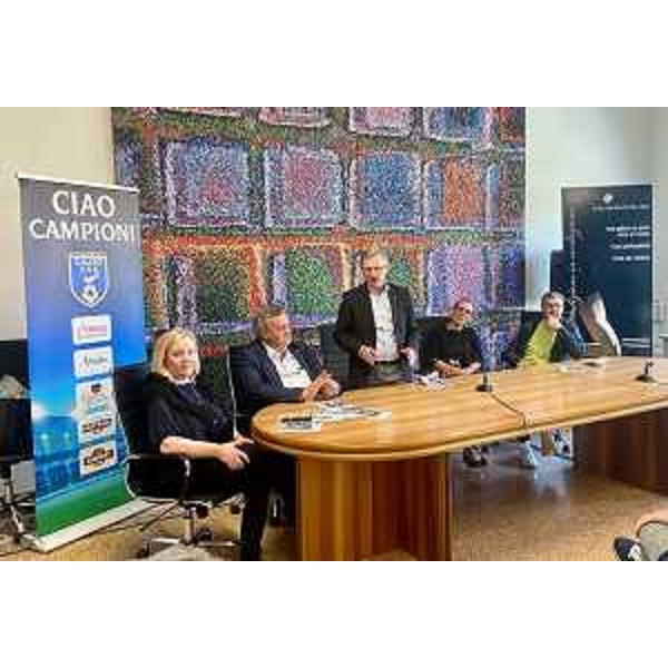 L'intervento dell'assessore regionale Stefano Zannier durante la presentazione della 2. edizione del torneo di calcio femminile "Diamo un calcio alla violenza" - L'intervento dell'assessore regionale Stefano Zannier durante la presentazione della 2. edizione del torneo di calcio femminile "Diamo un calcio alla violenza"