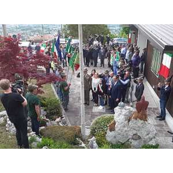 La deposizione della corona al cippo di via Scugjelars, a Gemona del Friuli - La deposizione della corona al cippo di via Scugjelars, a Gemona del Friuli