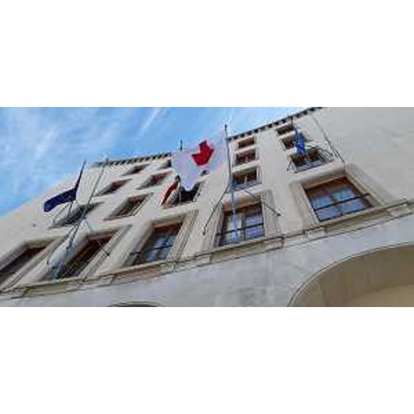 La bandiera della Croce Rossa esposta dal palazzo del Consiglio regionale - La bandiera della Croce Rossa esposta dal palazzo del Consiglio regionale