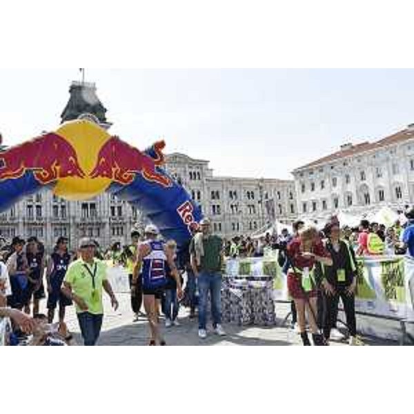 L'assessore regionale Roberti all'arrivo della Trieste Spring Run a Trieste con oltre 5mila iscritti - L'assessore regionale Roberti all'arrivo della Trieste Spring Run a Trieste con oltre 5mila iscritti