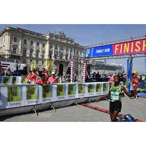 L'arrivo della prima classificata, la ruandese Emeline Imanizabayo - L'arrivo della prima classificata, la ruandese Emeline Imanizabayo