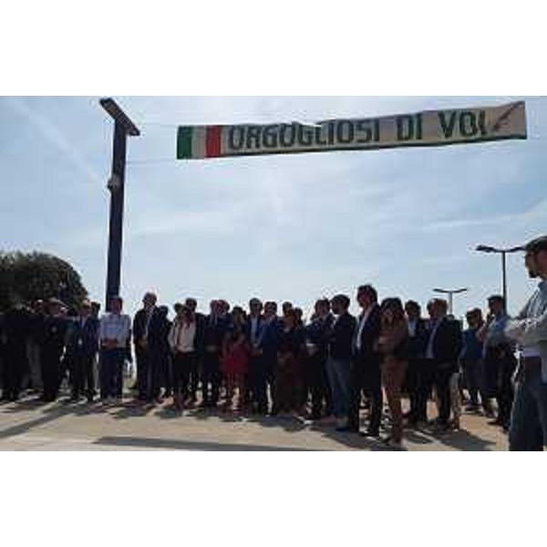 Ancora la cerimonia lignanese, sotto lo srtiscione con cui si attende l'arrivo degli alpini per l'adunata della prossima settimana a Udine - Ancora la cerimonia lignanese, sotto lo srtiscione con cui si attende l'arrivo degli alpini per l'adunata della prossima settimana a Udine