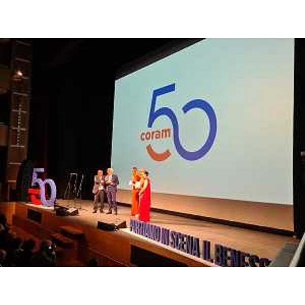 Il momento della consegna da parte di Paniccia (secondo da sinistra) della targa Confapi.Presenti sul palco oltre a Paniccia e alla presentatrice, Antonio Rampino, Adriano Luci per Confindustria e Alessia Rampino. - Il momento della consegna da parte di Paniccia (secondo da sinistra) della targa Confapi.Presenti sul palco oltre a Paniccia e alla presentatrice, Antonio Rampino, Adriano Luci per Confindustria e Alessia Rampino.