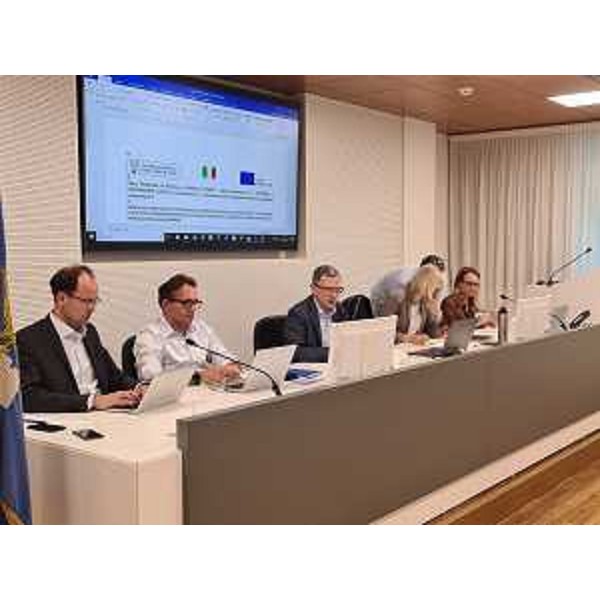 L'assessore Stefano Zannier, al centro, nel corso dell'incontro con i vertici delle categorie del comparto agricolo del Friuli Venezia Giulia - L'assessore Stefano Zannier, al centro, nel corso dell'incontro con i vertici delle categorie del comparto agricolo del Friuli Venezia Giulia