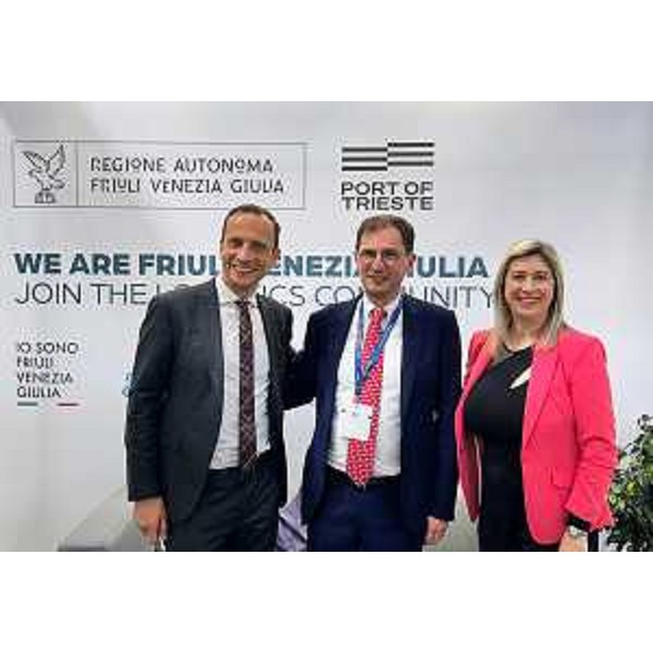 Il governatore Massimiliano Fedriga e l'assessore regionale ai Trasporti Crstina Amirante insieme al vicepresidente della Camera di Commercio della Venezia Giulia Massimiliano Ciarrocchi nello stand della Regione in Fiera a Monaco - Il governatore Massimiliano Fedriga e l'assessore regionale ai Trasporti Crstina Amirante insieme al vicepresidente della Camera di Commercio della Venezia Giulia Massimiliano Ciarrocchi nello stand della Regione in Fiera a Monaco