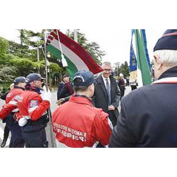 L'assessore Roberti mentre saluta i rappresentanti d'Arma - L'assessore Roberti mentre saluta i rappresentanti d'Arma