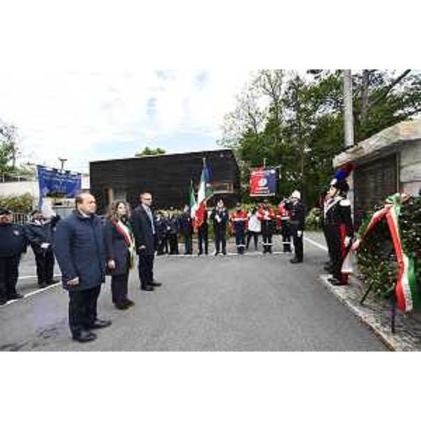 L'assessore Roberti assieme alle altre autorità nel corso della cerimonia - L'assessore Roberti assieme alle altre autorità nel corso della cerimonia