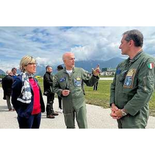 L'assessore regionale Barbara Zilli con i rappresentanti dell'areonautica militari presenti all'esercitazione svoltasi a Rivoli di Osoppo - L'assessore regionale Barbara Zilli con i rappresentanti dell'areonautica militari presenti all'esercitazione svoltasi a Rivoli di Osoppo