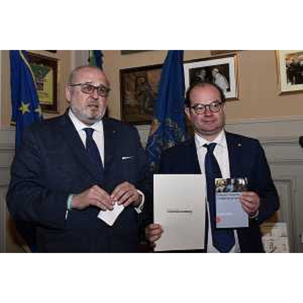 Il vicegovernatore Mario Anzil (a destra nella foto) con il sindaco di Gorizia Rodolfo Ziberna nel Municipio del capoluogo isontino - Il vicegovernatore Mario Anzil (a destra nella foto) con il sindaco di Gorizia Rodolfo Ziberna nel Municipio del capoluogo isontino