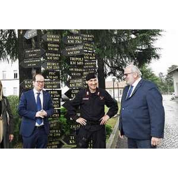 Il vicegovernatore Mario Anzil con il colonnello Nicola Ferrucci, comandante del 13esimo Reggimento Carabinieri, e il sindaco di Gorizia Rodolfo Ziberna alla caserma Cascino - Il vicegovernatore Mario Anzil con il colonnello Nicola Ferrucci, comandante del 13esimo Reggimento Carabinieri, e il sindaco di Gorizia Rodolfo Ziberna alla caserma Cascino