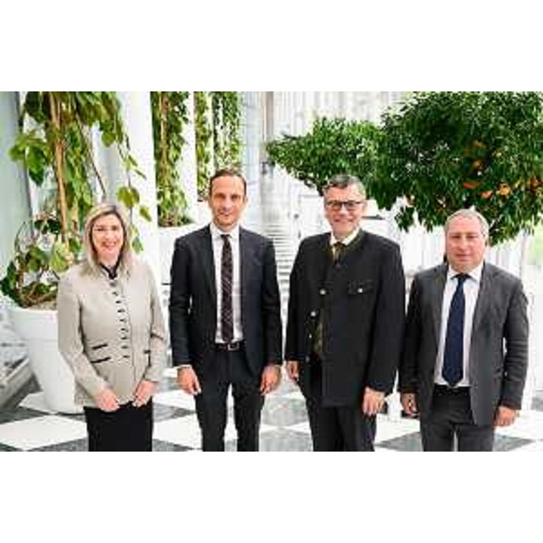 Al centro il governatore Fedriga e il ministro Herrmann; alla sinistra l'assessore regionale Cristina Amirante e alla destra il console generale d'Italia a Monaco di Baviera Sergio Maffettone - Staatskanzleichef Dr. Florian Herrmann: Gespräch mit Massimiliano Fedriga, Präsident der Region Friaul-Julisch Venetien aufgenommen am 10.05.2023 in Muenchen. Foto: Joerg Koch/ Bayerische Staatskanzlei Fotograf: Joerg Koch joerg@joergkochfoto.de; +49-175-1815173;