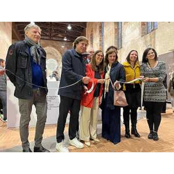 L'assessore Bini al taglio del nastro - L'assessore Bini al taglio del nastro