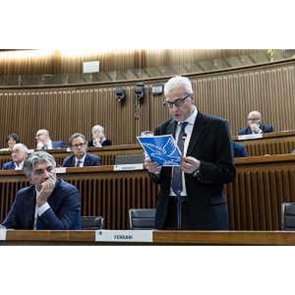 Manuele Ferrari (Lega) mentre presta giuramento in Aula - Manuele Ferrari (Lega) mentre presta giuramento in Aula