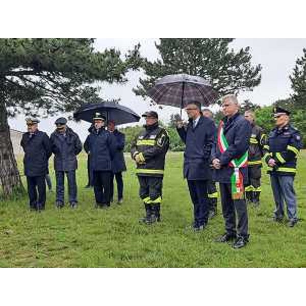 L'assessore Pierpaolo Roberti alla cerimonia di deposizione di un mazzo di fiori al monumento ai Caduti delle Forze dell'ordine alla Foiba di Basovizza - L'assessore Pierpaolo Roberti alla cerimonia di deposizione di un mazzo di fiori al monumento ai Caduti delle Forze dell'ordine alla Foiba di Basovizza
