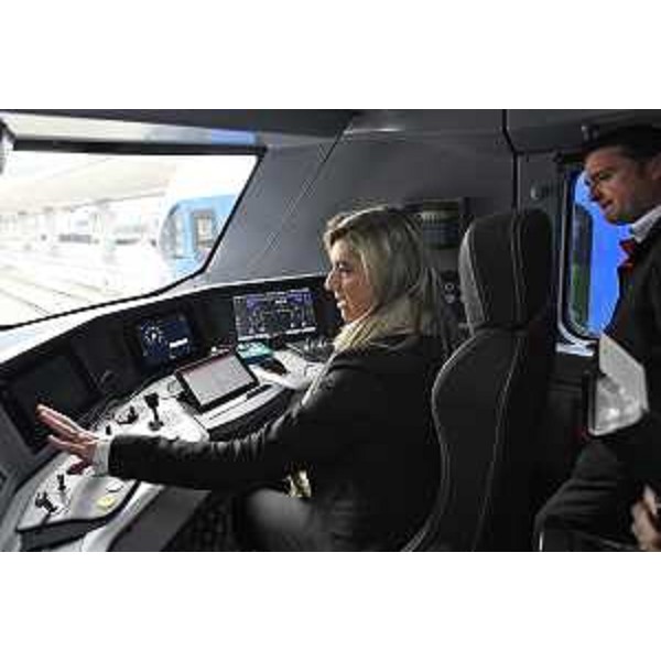 L'assessore Amirante a bordo del treno regionale ibrido "Blues" di Trenitalia - L'assessore Amirante a bordo del treno regionale ibrido "Blues" di Trenitalia