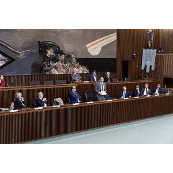 Il governatore Fvg, Massimiliano Fedriga, durante la replica in Aula, affiancato dalla Giunta e con, alle spalle, il presidente del Cr Fvg, Mauro Bordin - Il governatore Fvg, Massimiliano Fedriga, durante la replica in Aula, affiancato dalla Giunta e con, alle spalle, il presidente del Cr Fvg, Mauro Bordin