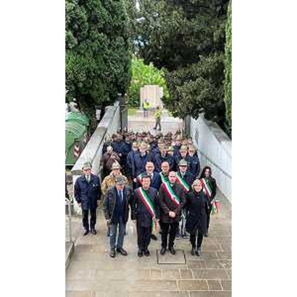 L'assessore regionale alle Finanze Barbara Zilli alla commemorazione delle vittime del Covid a Gemona del Friuli nell'ambito delle cerimonie d'anteprima della Adunata degli Alpini. In prima fila anche i sindaci di Bergamo, Giorgio Gori, e di Gemona, Roberto Revelant - L'assessore regionale alle Finanze Barbara Zilli alla commemorazione delle vittime del Covid a Gemona del Friuli nell'ambito delle cerimonie d'anteprima della Adunata degli Alpini. In prima fila anche i sindaci di Bergamo, Giorgio Gori, e di Gemona, Roberto Revelant