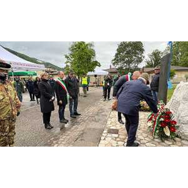 L'assessore regionale alle Finanze Barbara Zilli alla commemorazione delle vittime del Covid a Gemona del Friuli nell'ambito delle cerimonie d'anteprima della Adunata degli Alpini - L'assessore regionale alle Finanze Barbara Zilli alla commemorazione delle vittime del Covid a Gemona del Friuli nell'ambito delle cerimonie d'anteprima della Adunata degli Alpini