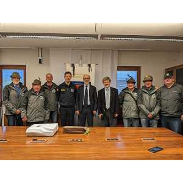 L'assessore regionale alla Protezione civile Riccardo Riccardi (al centro della foto) con gli alpini della sezione di Fassa a Palmanova - L'assessore regionale alla Protezione civile Riccardo Riccardi (al centro della foto) con gli alpini della sezione di Fassa a Palmanova