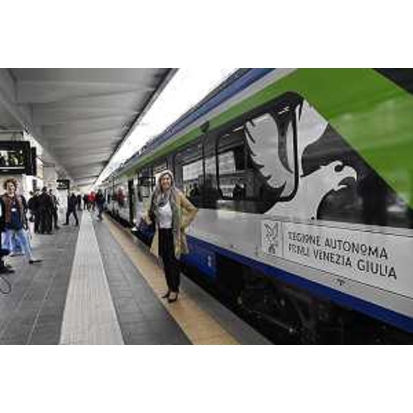 Lassessore regionale alle Infrastrutture e Territorio, Cristina Amirante, in occasione del primo viaggio in Friuli Venezia Giulia del treno regionale ibrido "Blues" di Trenitalia - Lassessore regionale alle Infrastrutture e Territorio, Cristina Amirante, in occasione del primo viaggio in Friuli Venezia Giulia del treno regionale ibrido "Blues" di Trenitalia