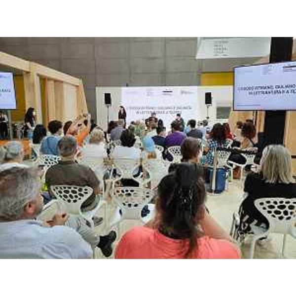 Il pubblico presente nello stand del Friuli Venezia Giulia allestito nel 2022 al Lingotto di Torino in occasione dell'edizione della 34. edizione del Salone del libro - Il pubblico presente nello stand del Friuli Venezia Giulia allestito nel 2022 al Lingotto di Torino in occasione dell'edizione della 34. edizione del Salone del libro