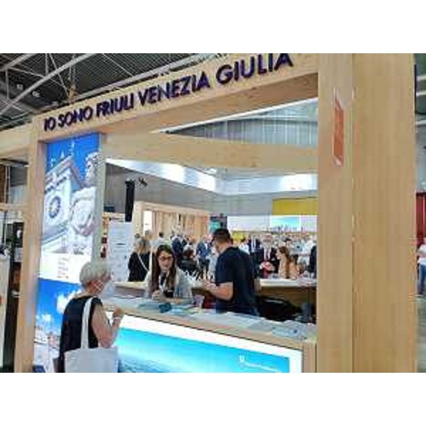 Una veduta dello stand della Regione Friuli Venezia Giulia allestito a Torino nella passata edizione del Salone del Libro ospitato al Lingotto fiere - Una veduta dello stand della Regione Friuli Venezia Giulia allestito a Torino nella passata edizione del Salone del Libro ospitato al Lingotto fiere