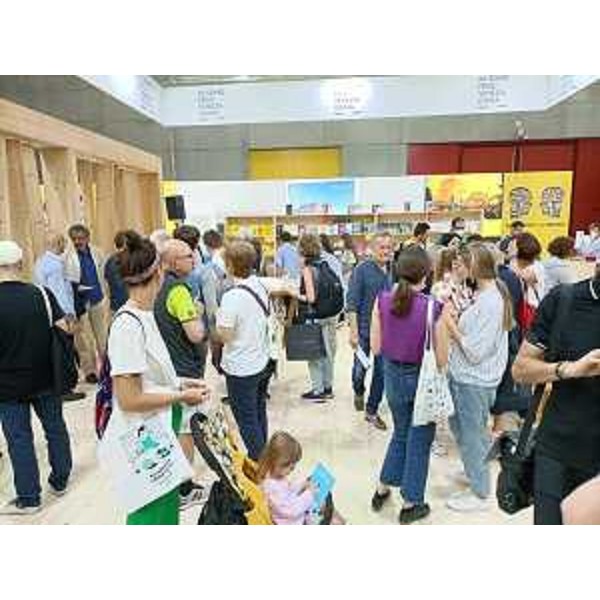 Il pubblico presente nello stand della Regione durante l'edizione 2022 del Salone del Libro di Torino - Il pubblico presente nello stand della Regione durante l'edizione 2022 del Salone del Libro di Torino