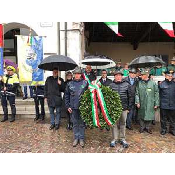 La deposizione della corona con alle spalle le autorità, tra cui l'assessore regionale Barbara Zilli - La deposizione della corona con alle spalle le autorità, tra cui l'assessore regionale Barbara Zilli