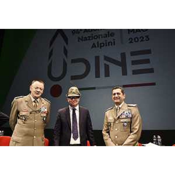 Il vicepresidente Anzil con i generali Ignazio Gamba e Francesco Paolo Figliuolo a Udine per l'incontro con le sezioni Ana in occasione della 94esima Adunata nazionale degli Alpini - Il vicepresidente Anzil con i generali Ignazio Gamba e Francesco Paolo Figliuolo a Udine per l'incontro con le sezioni Ana in occasione della 94esima Adunata nazionale degli Alpini