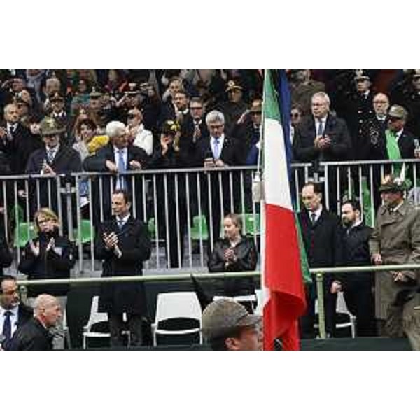 Le autorità sulla tribuna della sfilata alpina di Udine - Le autorità sulla tribuna della sfilata alpina di Udine