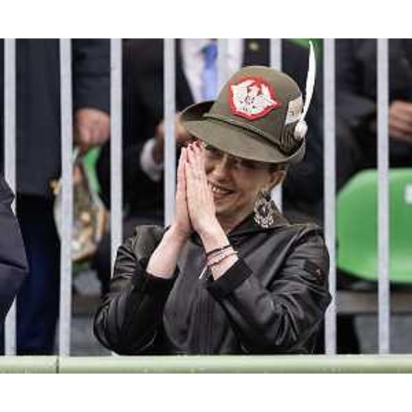 La presidente Giorgia Meloni rngrazia gli alpini e il pubblico di Udine - La presidente Giorgia Meloni rngrazia gli alpini e il pubblico di Udine