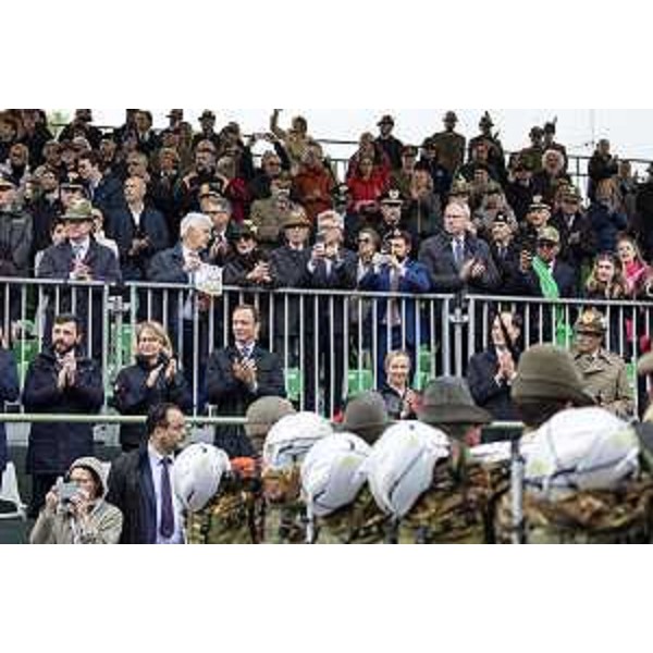 Le numerose autorità civili e militari sul palco d'onore, a Udne, durante la sfilata degli alpini - Le numerose autorità civili e militari sul palco d'onore, a Udne, durante la sfilata degli alpini