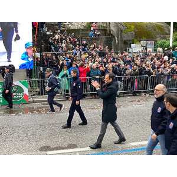 Il governatore Massimiliano Fedriga (al centro), insieme all'assessore Riccardo Riccardi (a destra nella foto), all'Adunata degli Alpini a Udine - Il governatore Massimiliano Fedriga (al centro), insieme all'assessore Riccardo Riccardi (a destra nella foto), all'Adunata degli Alpini a Udine