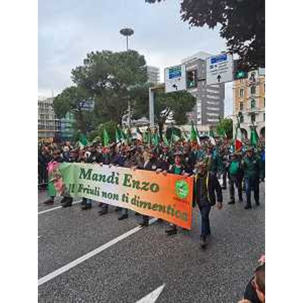 L'omaggio degli Alpini alla memoria di Enzo Cainero - L'omaggio degli Alpini alla memoria di Enzo Cainero
