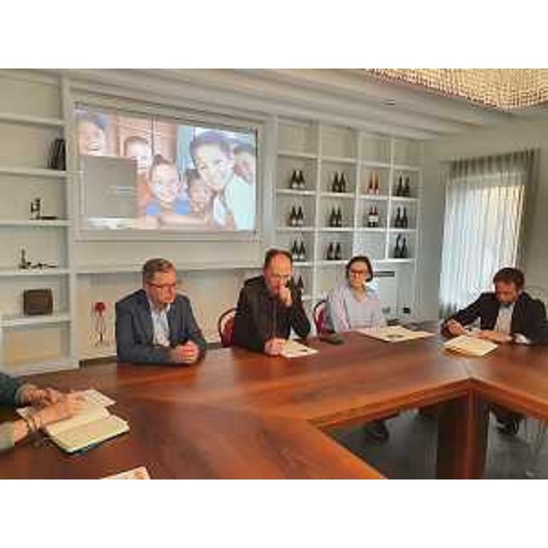 L'assessore regionale Stefano Zannier, primo da sinistra, alla presentazione dell'iniziativa Francy for Children nella Casa Lis Neris a San Lorenzo Isontino - L'assessore regionale Stefano Zannier, primo da sinistra, alla presentazione dell'iniziativa Francy for Children nella Casa Lis Neris a San Lorenzo Isontino