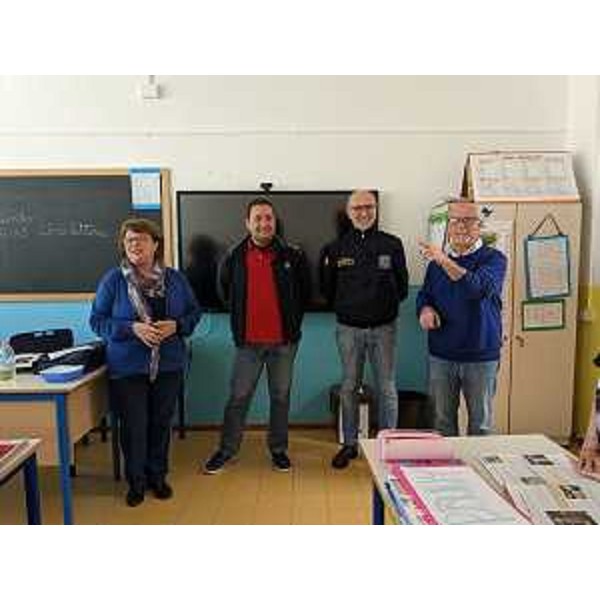 L'assessore Riccardo Riccardi incontra i bambini che hanno realizzato l'Albero della vita nella scuola primaria di Trivignano Udinese - L'assessore Riccardo Riccardi incontra i bambini che hanno realizzato l'Albero della vita nella scuola primaria di Trivignano Udinese 