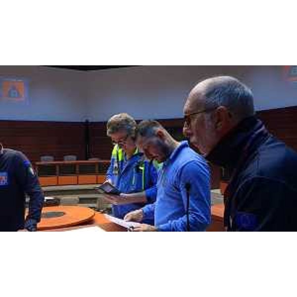 L'assessore Riccardi durante il briefing con i volontari e con i funzionari della Protezione civile regionale nell Sala ottagonale della sede di Palmanova - L'assessore Riccardi durante il briefing con i volontari e con i funzionari della Protezione civile regionale nell Sala ottagonale della sede di Palmanova