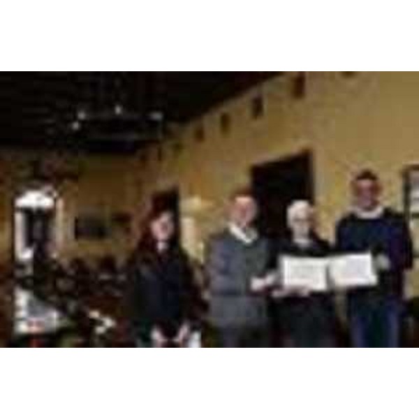 L'assessore regionale alle Autonomie locali Pierpaolo Roberti (a destra nella foto) alla premiazione di "Olio di Muggia". Da sinistra a destra: l'assessore comunale Elisabetta Steffè, il sindaco Paolo Polidori, la produttrice Nidia Sega e Roberti - L'assessore regionale alle Autonomie locali Pierpaolo Roberti (a destra nella foto) alla premiazione di "Olio di Muggia". Da sinistra a destra: l'assessore comunale Elisabetta Steffè, il sindaco Paolo Polidori, la produttrice Nidia Sega e Roberti