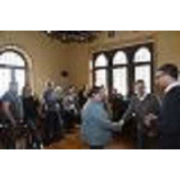 L'assessore regionale alle Autonomie locali Pierpaolo Roberti (a destra nella foto) alla premiazione del concorso "Olio di Muggia" - L'assessore regionale alle Autonomie locali Pierpaolo Roberti (a destra nella foto) alla premiazione del concorso "Olio di Muggia"