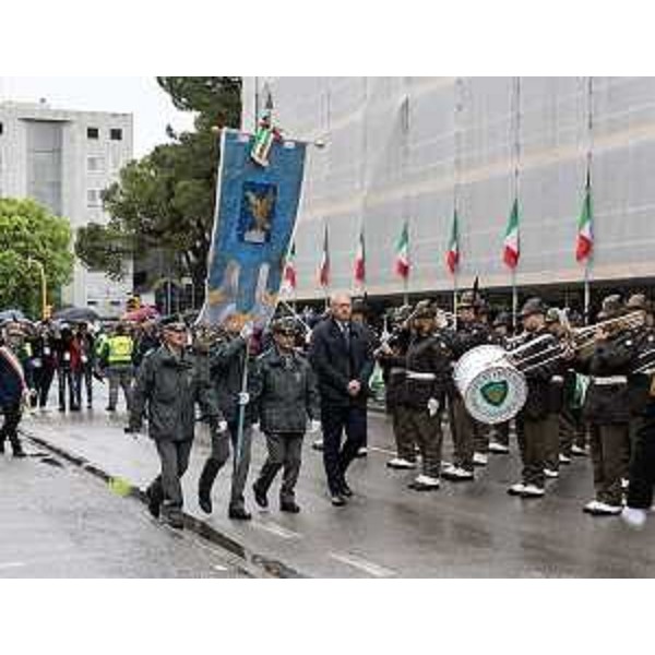 Il presidente Mauto Bordin sfila con il gonfalone della Regione Fvg - Il presidente Mauto Bordin sfila con il gonfalone della Regione Fvg