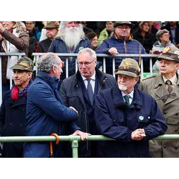 Il presidente del Cr Fvg, Mauro Bordin, saluta il presidente della Regione Veneto, Luca Zaia - Il presidente del Cr Fvg, Mauro Bordin, saluta il presidente della Regione Veneto, Luca Zaia