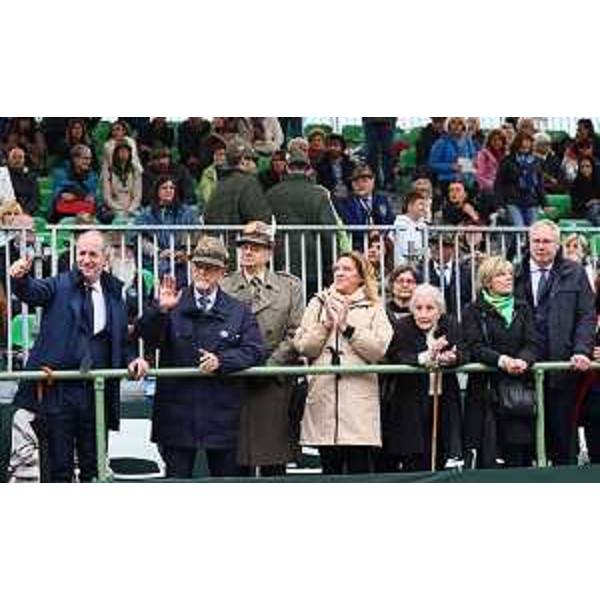 Il palco delle autorità a Udine con, primo a destra, il presidente del Cr Fvg, Mauro Bordin, e, primo a sinistra, quello della Regione Veneto, Luca Zaia - Il palco delle autorità a Udine con, primo a destra, il presidente del Cr Fvg, Mauro Bordin, e, primo a sinistra, quello della Regione Veneto, Luca Zaia